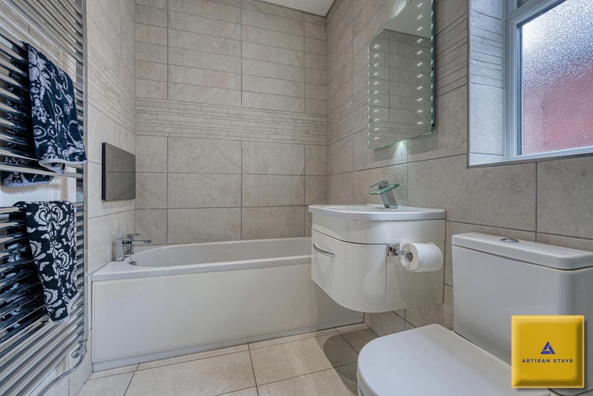 NEC Family Haven: Spacious 4-Bedroom with Airport Proximity Coventry Exterior photo