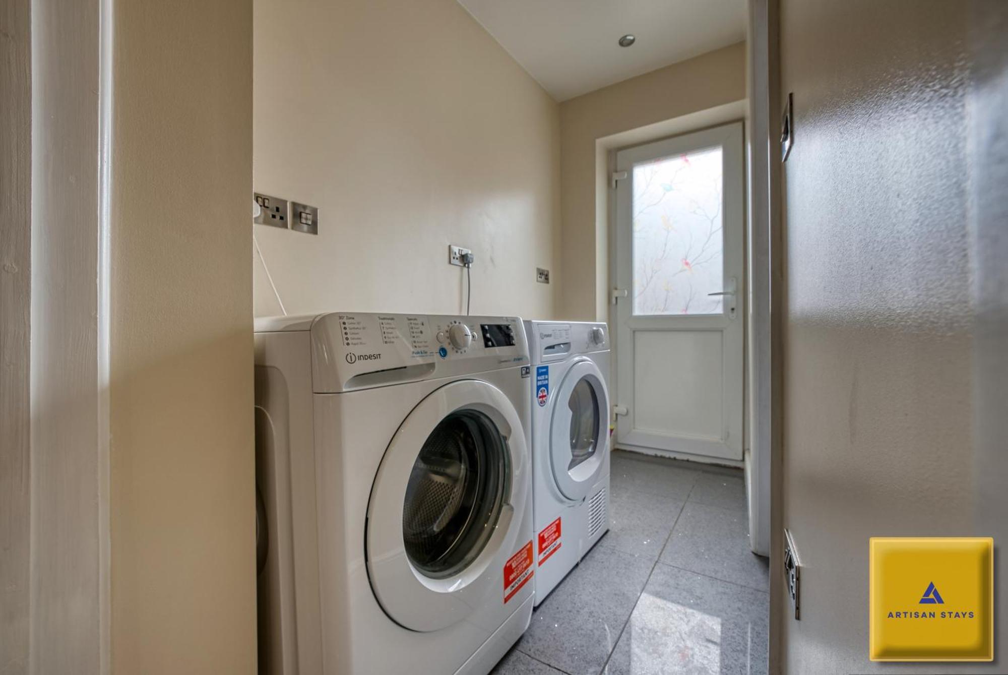 NEC Family Haven: Spacious 4-Bedroom with Airport Proximity Coventry Exterior photo