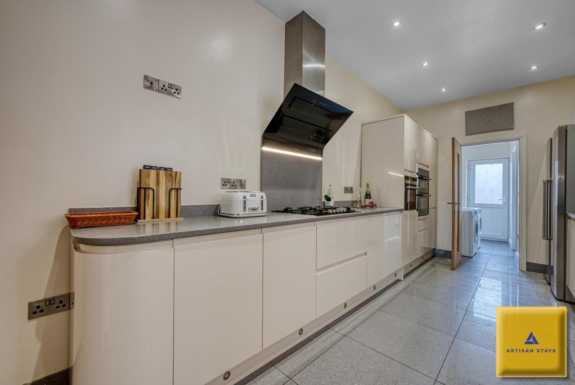 NEC Family Haven: Spacious 4-Bedroom with Airport Proximity Coventry Exterior photo
